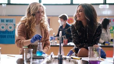 DC's Stargirl 3x5